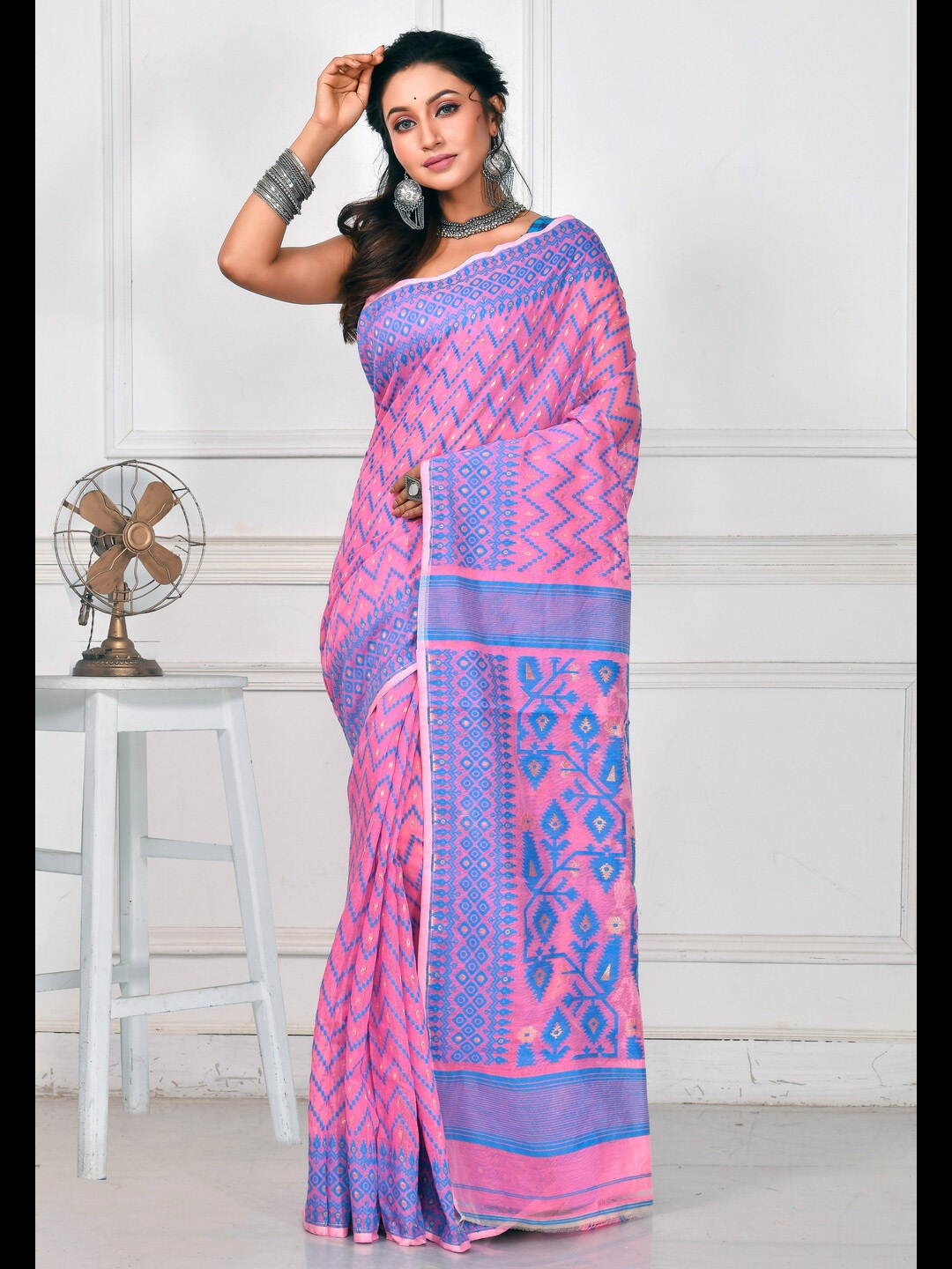 

Crochetin Woven Design Printed Jamdani Saree, Pink