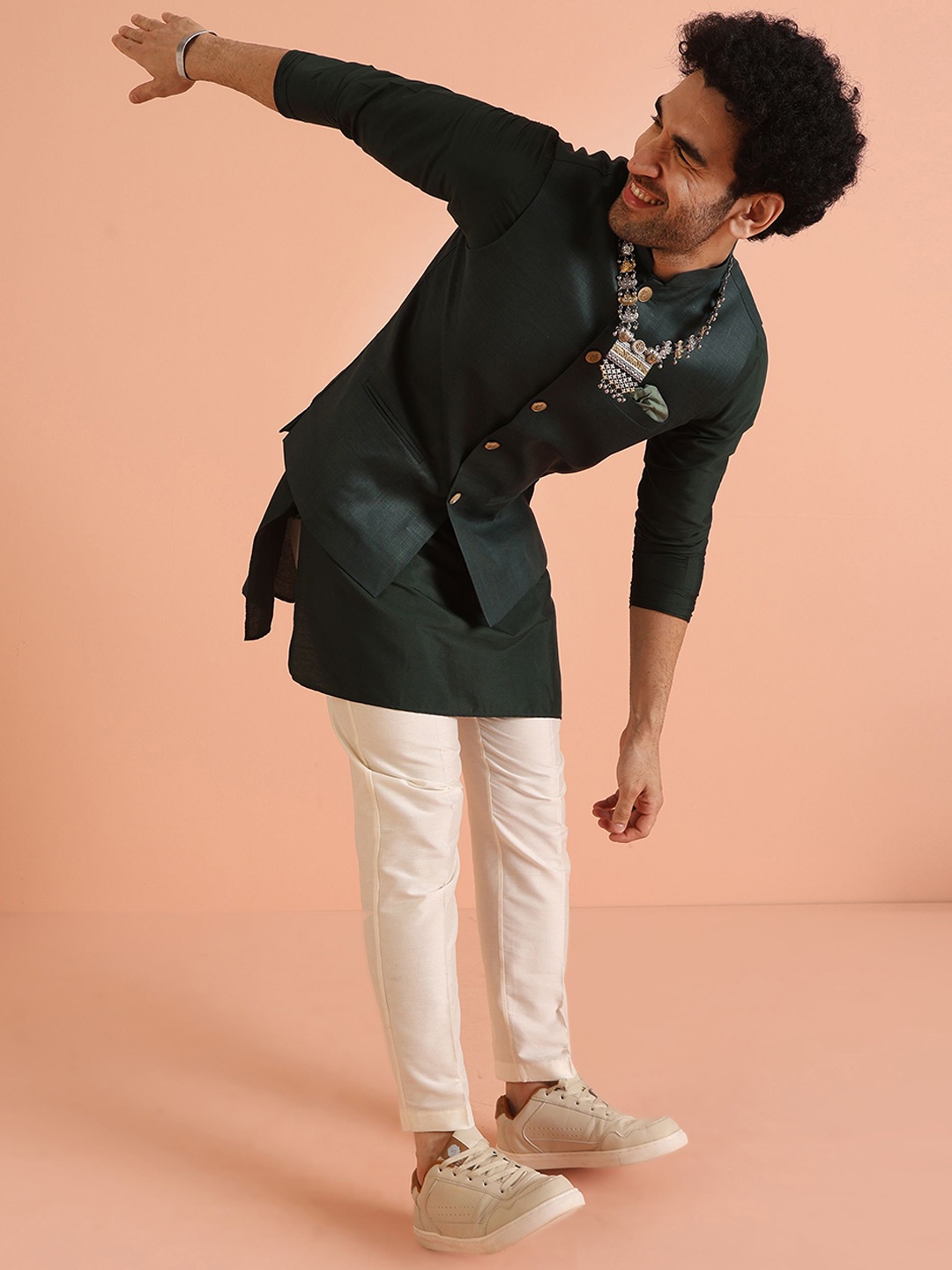 

KISAH Mandarin Collar Straight Kurta & Trouser With Nehru Jacket, Green