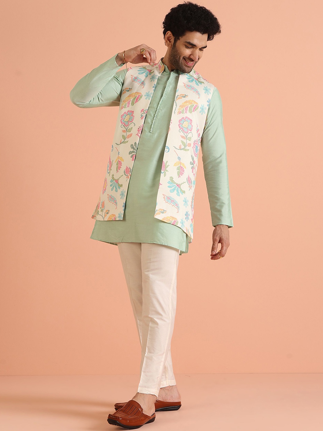 

KISAH Mandarin Collar Straight Kurta And Trousers With Jacket, White