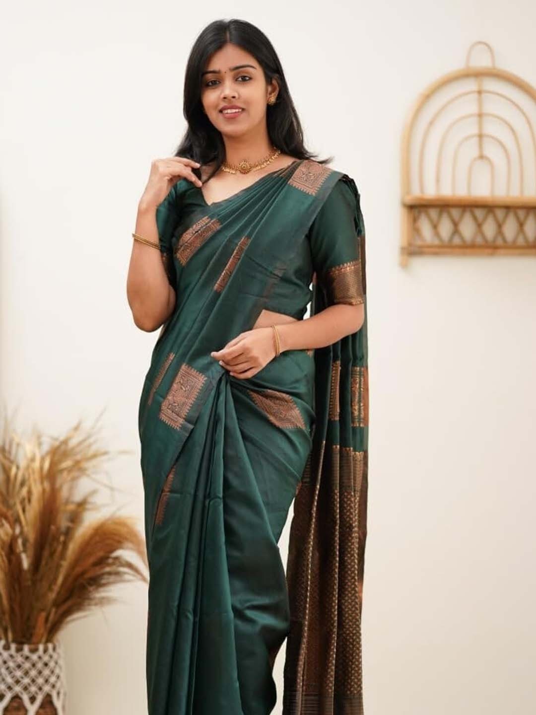 

QENY Woven Design Zari Banarasi Saree, Green