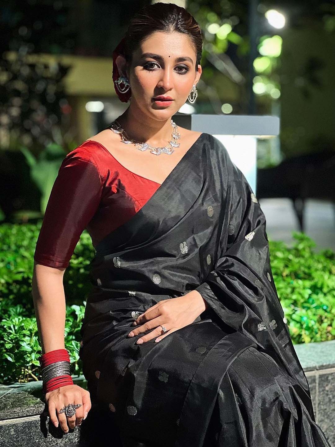 

QENY Woven Design Zari Banarasi Saree, Black