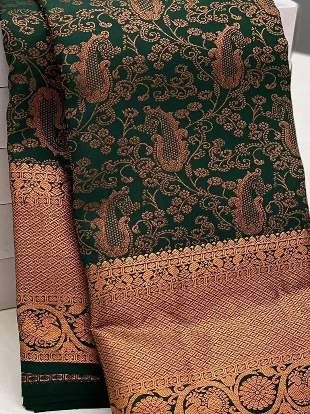 

QENY Ethnic Motifs Zari Art Silk Banarasi Saree, Green