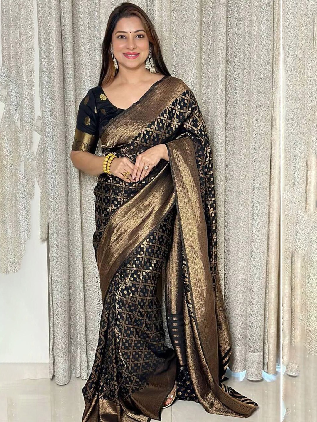 

QENY Woven Design Zari Banarasi Saree, Black