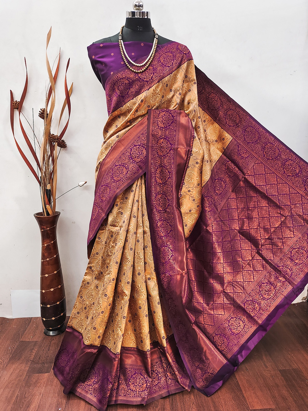 

QENY Ethnic Motifs Woven Design Zari Banarasi Saree, Peach