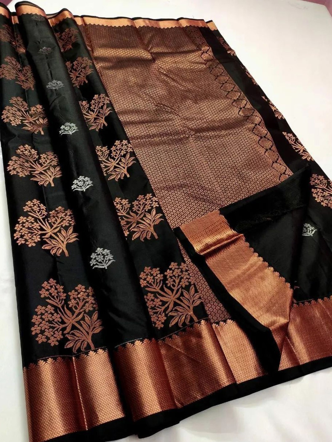 

QENY Woven Design Zari Banarasi Saree, Black