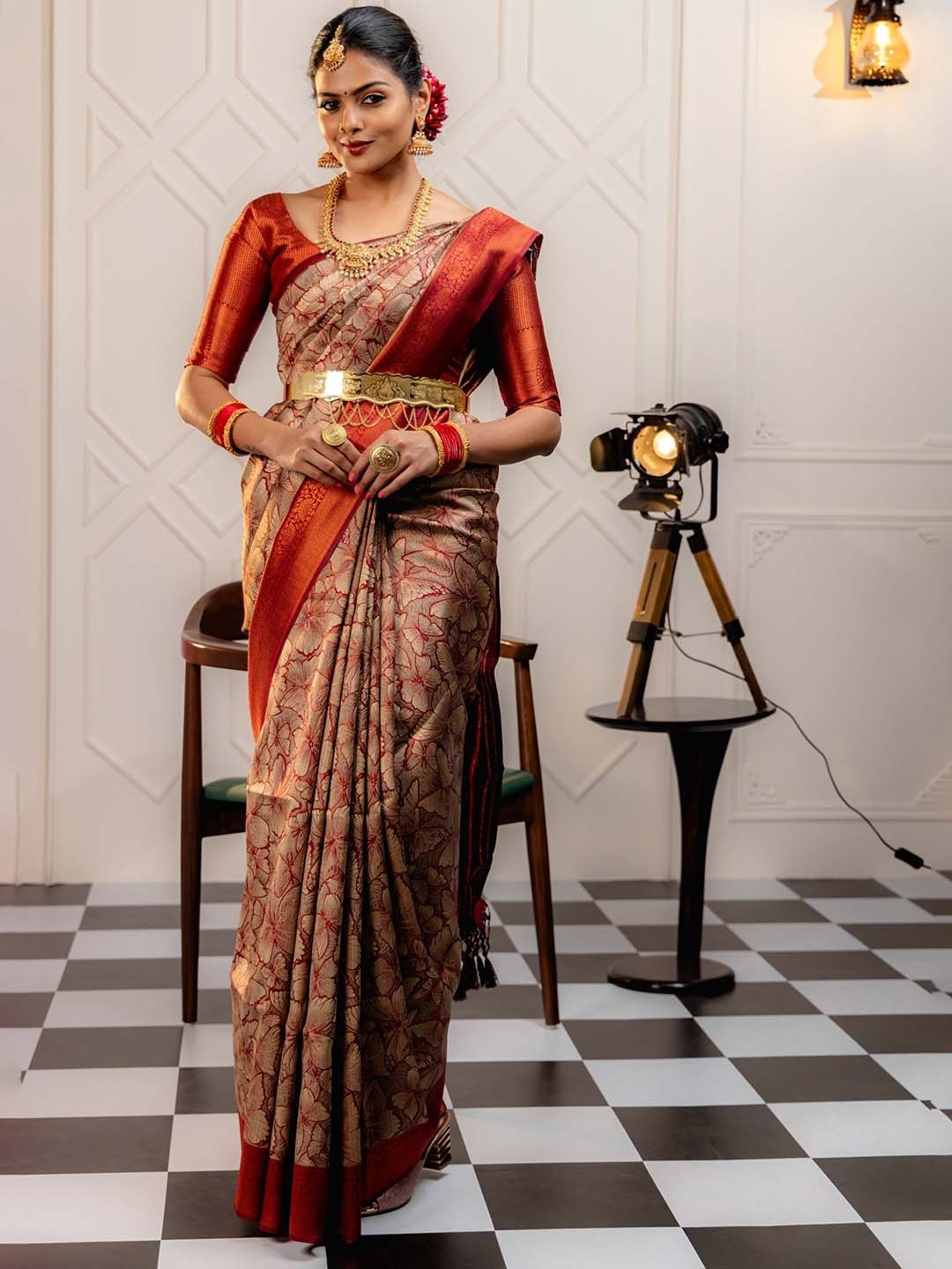 

QENY Woven Design Zari Banarasi Saree, Maroon