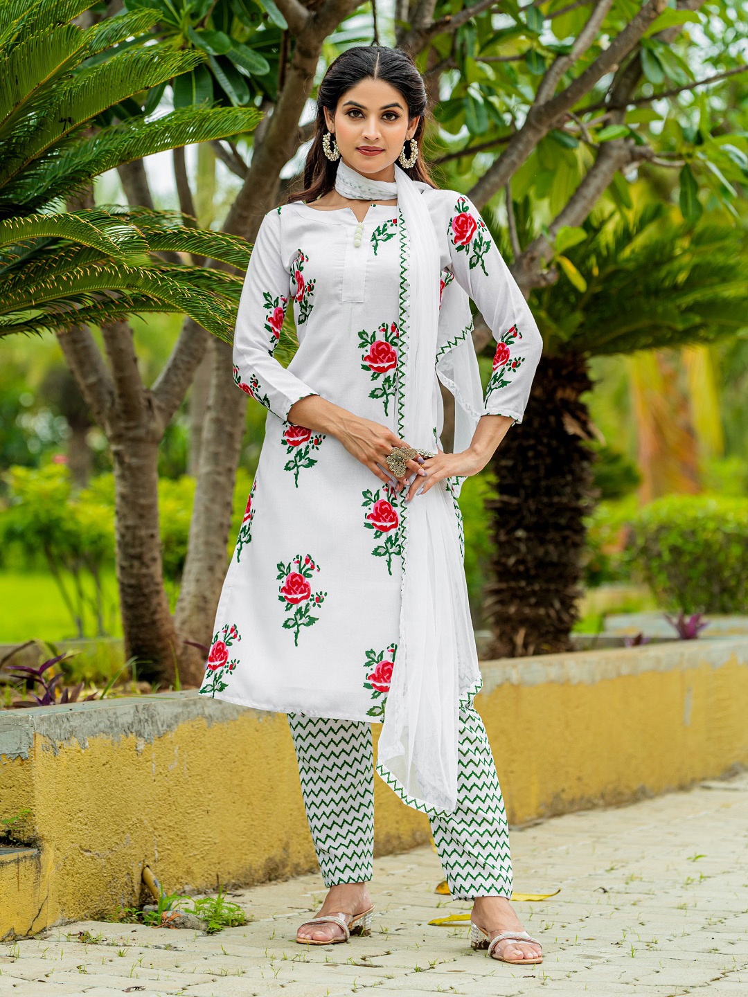 

61&7NX Women Floral Printed Regular Kurta & Trousers With Dupatta, White