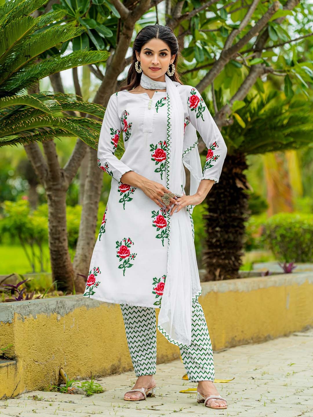 

61&7NX Women Floral Printed Regular Kurta & Trousers With Dupatta, White