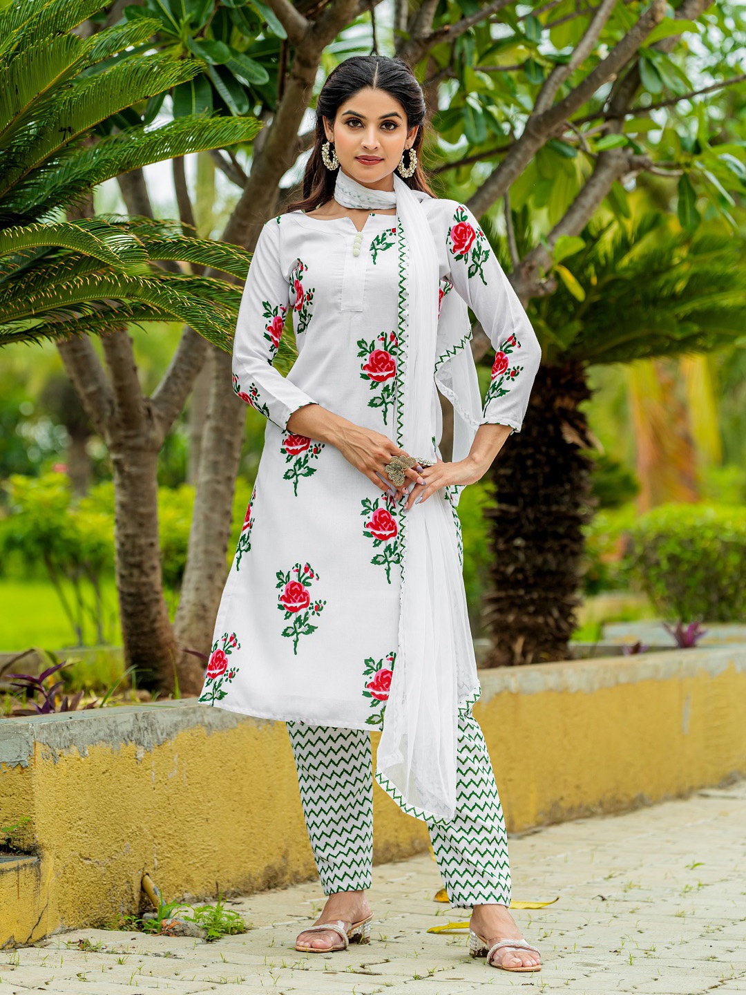 

61&7NX Women Floral Printed Regular Kurta & Trousers & With Dupatta, White
