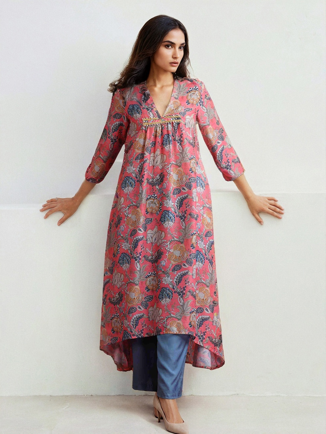 

trueBrowns Floral Printed A-Line Kurta with Trousers, Pink