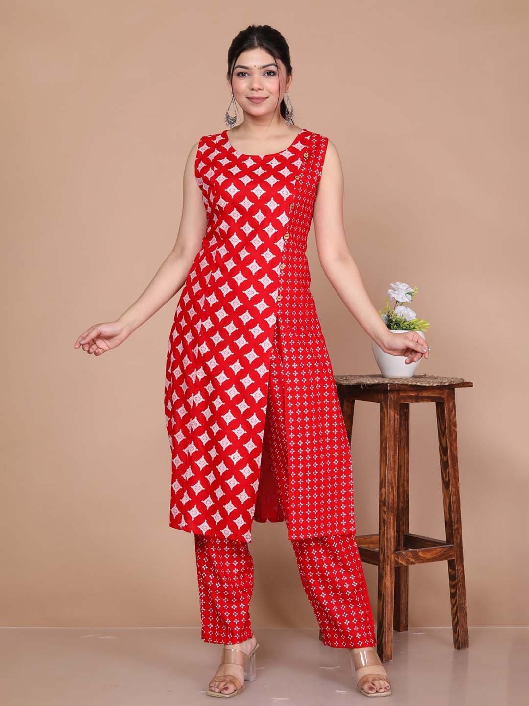 

Dwijupal Women Printed Regular Kurta Set with Palazzos, Red
