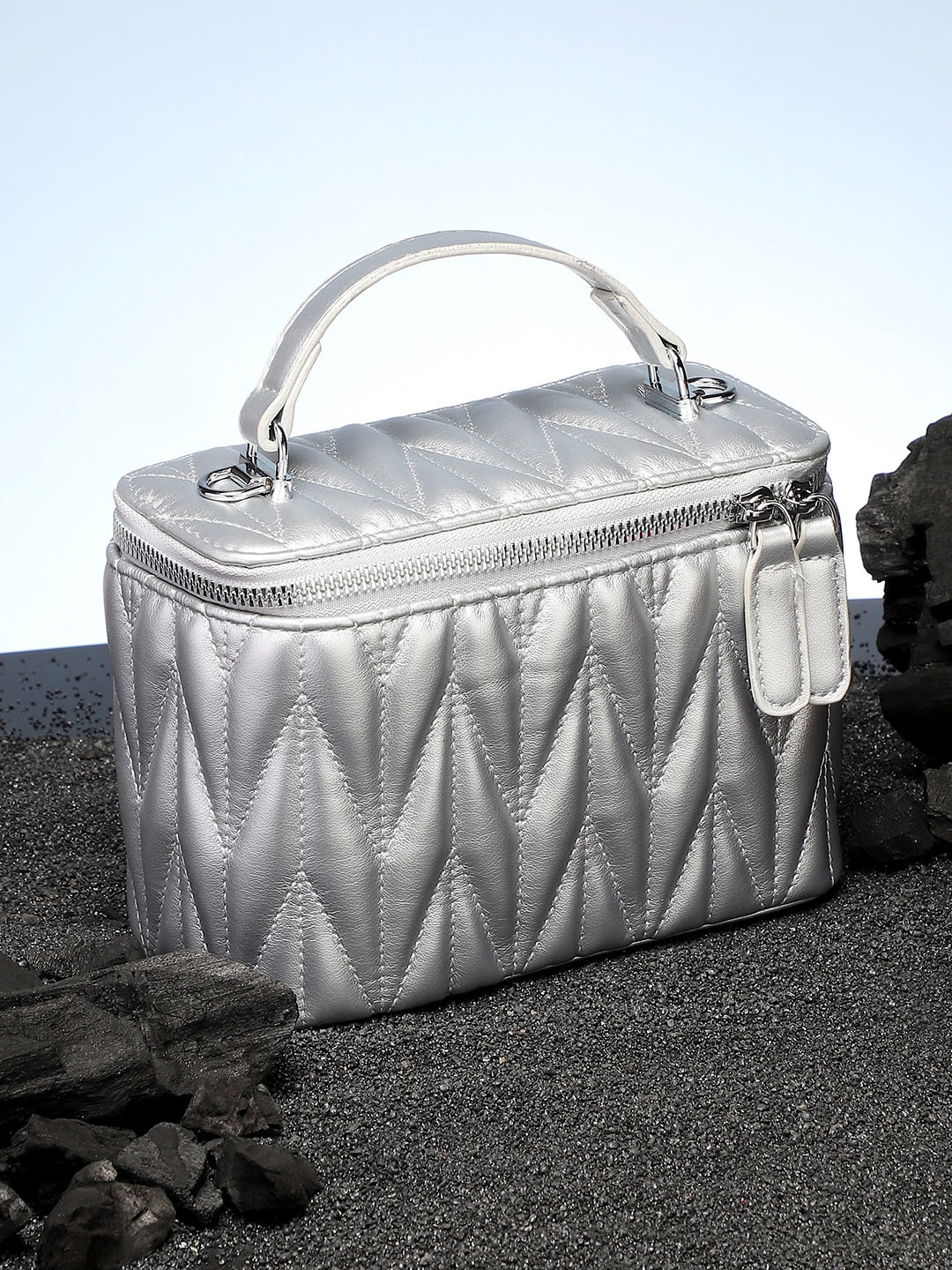 

HAUTE SAUCE by Campus Sutra Women Structured Shoulder Bag with Quilted, Silver