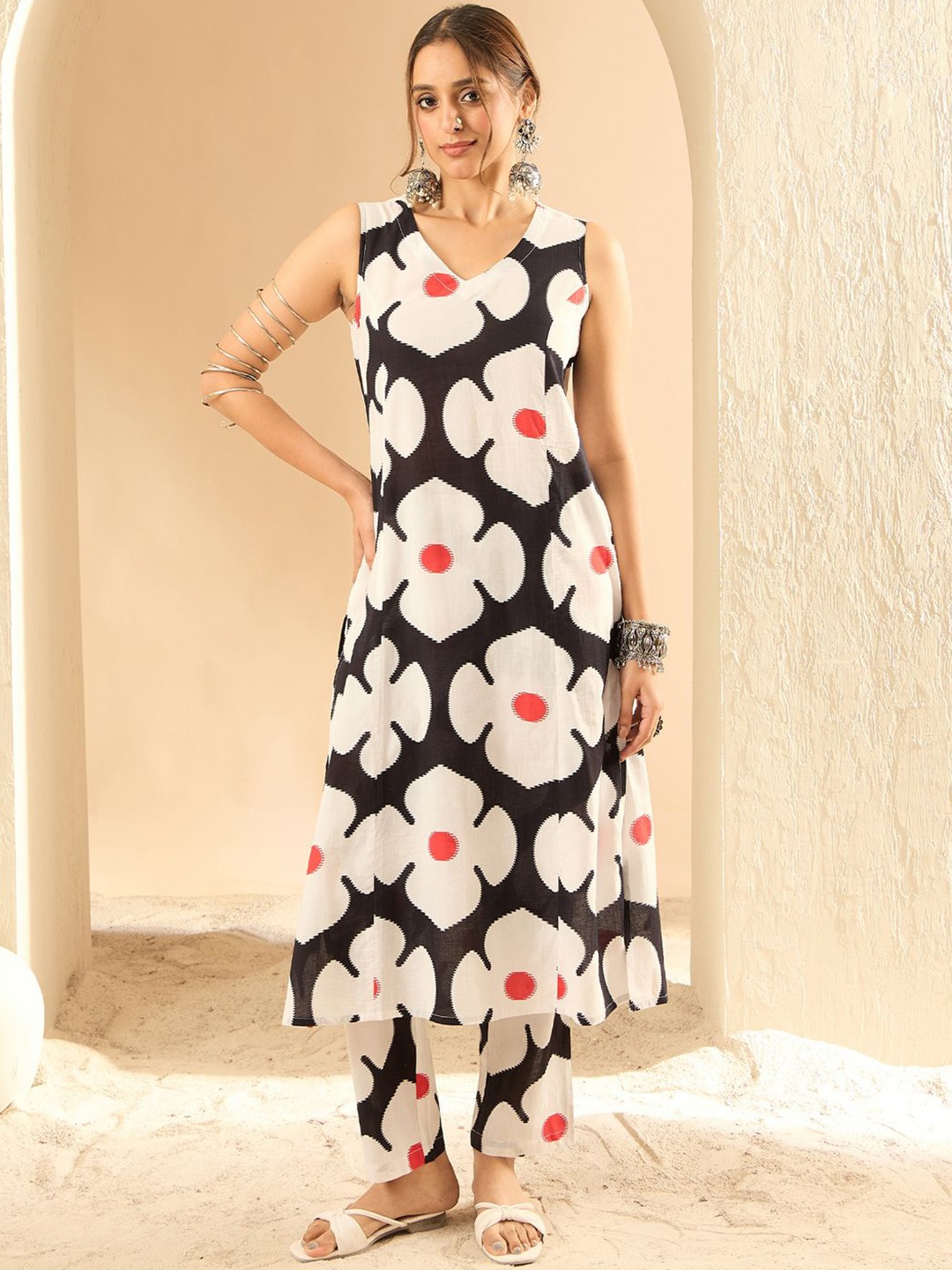 

Indo Era Women Floral Printed Regular Pure Cotton Kurta with Trousers, Black