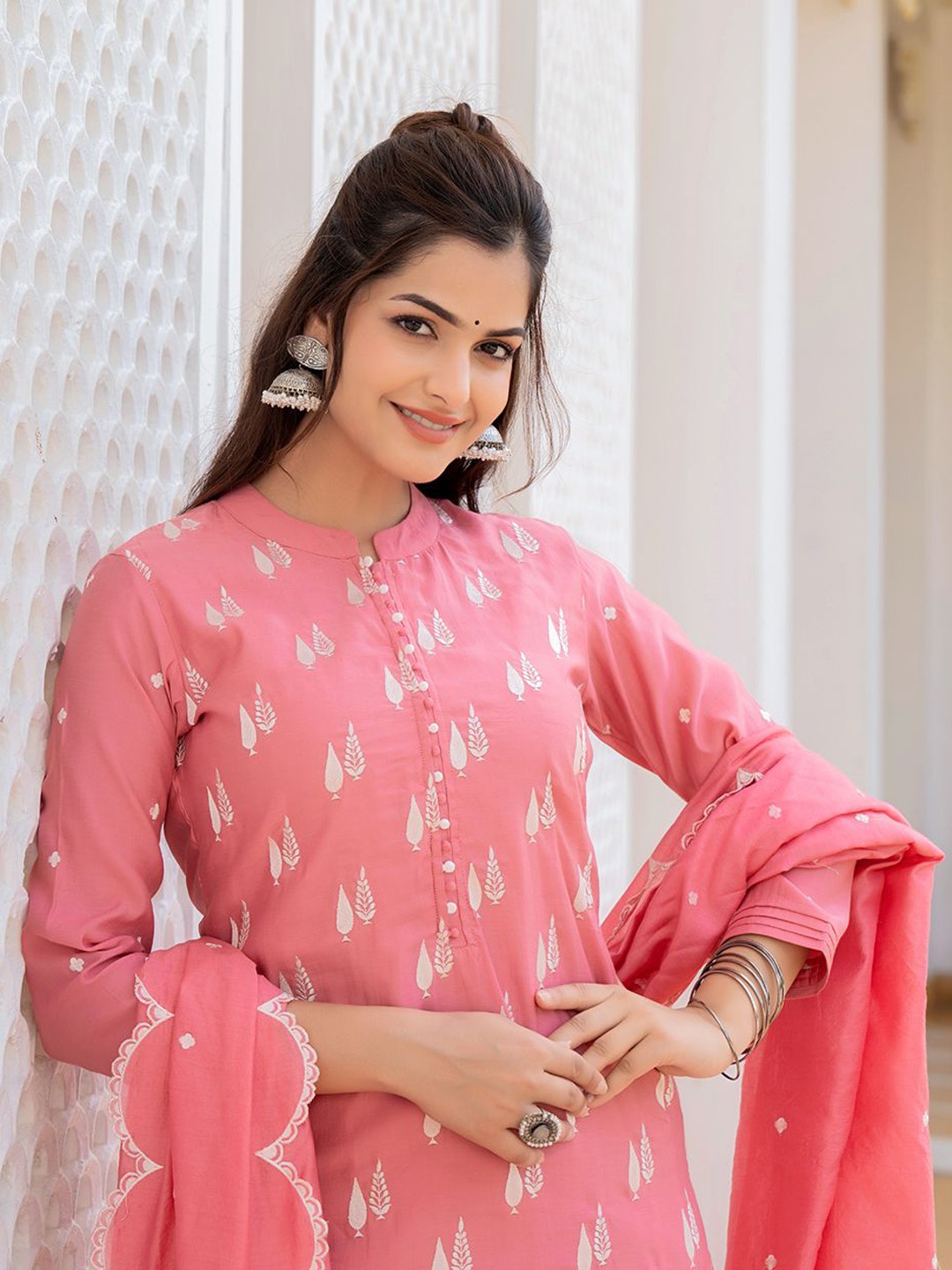 

AHIKA Women Ethnic Motifs Embroidered Regular Thread Work Kurta Set With Dupatta, Pink