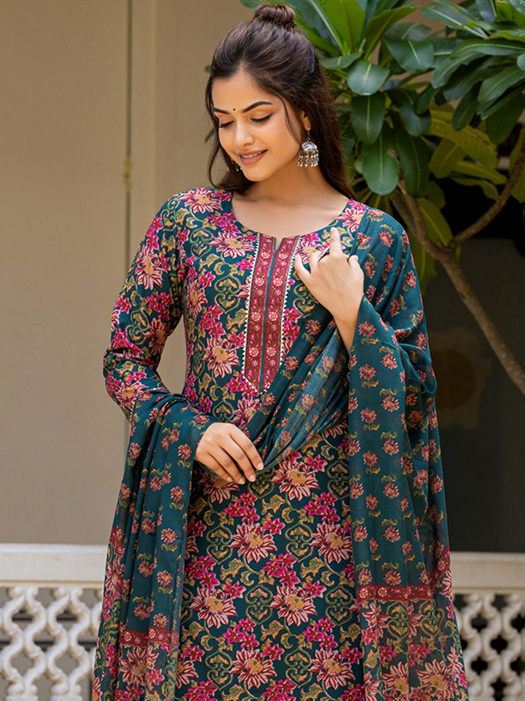 

AHIKA Women Floral Printed Kurta with Trousers & With Dupatta, Green