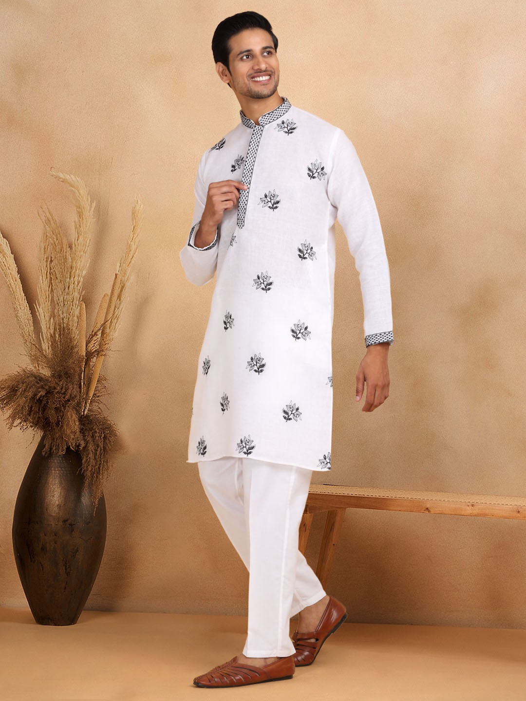 

KRAFT INDIA LUXE Men Ethnic Motifs Embroidered Regular Pure Cotton Kurta with Trousers, White