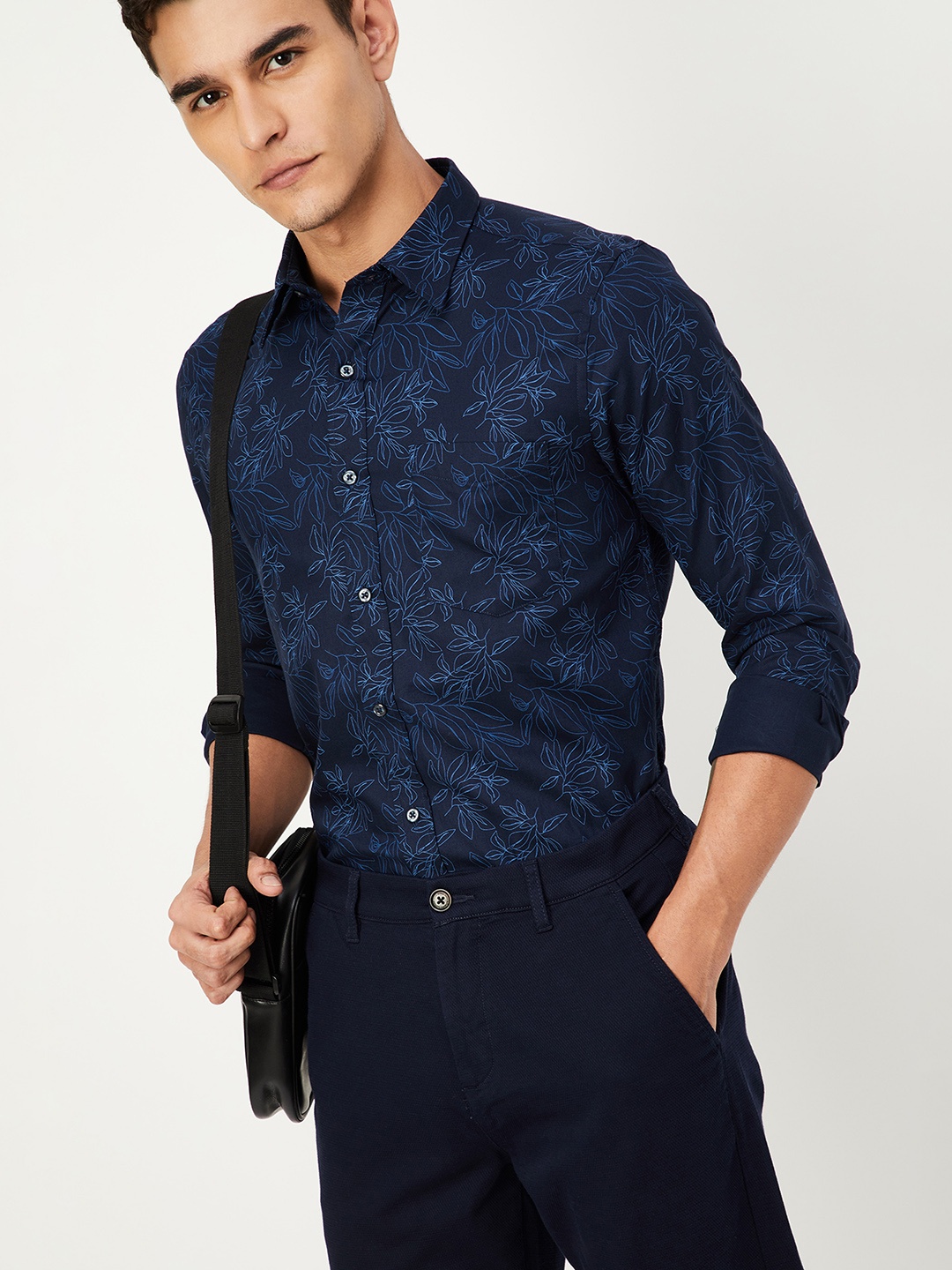 

max Men Spread Collar Floral Printed Cotton Casual Shirt, Navy blue