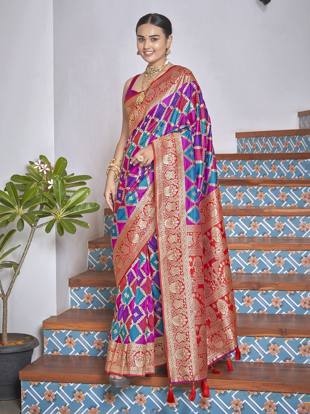 

MANOHARI Woven Design Zari Pure Silk Banarasi Saree, Pink