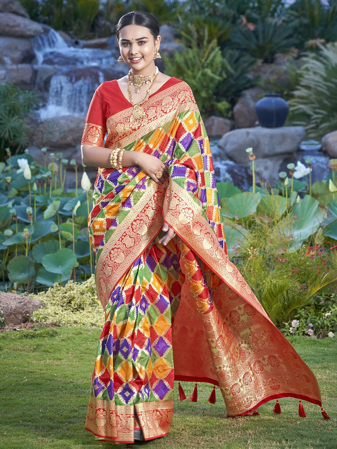 

MANOHARI Woven Design Zari Pure Silk Banarasi Saree, Green
