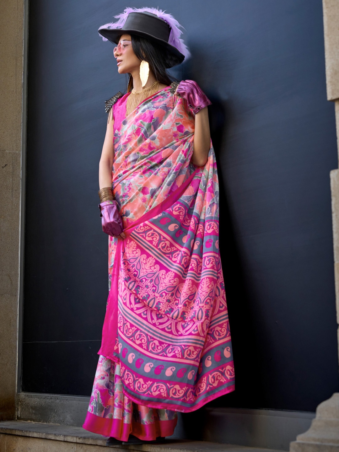 

Mitera Women Pink Crepe Abstract Printed Saree