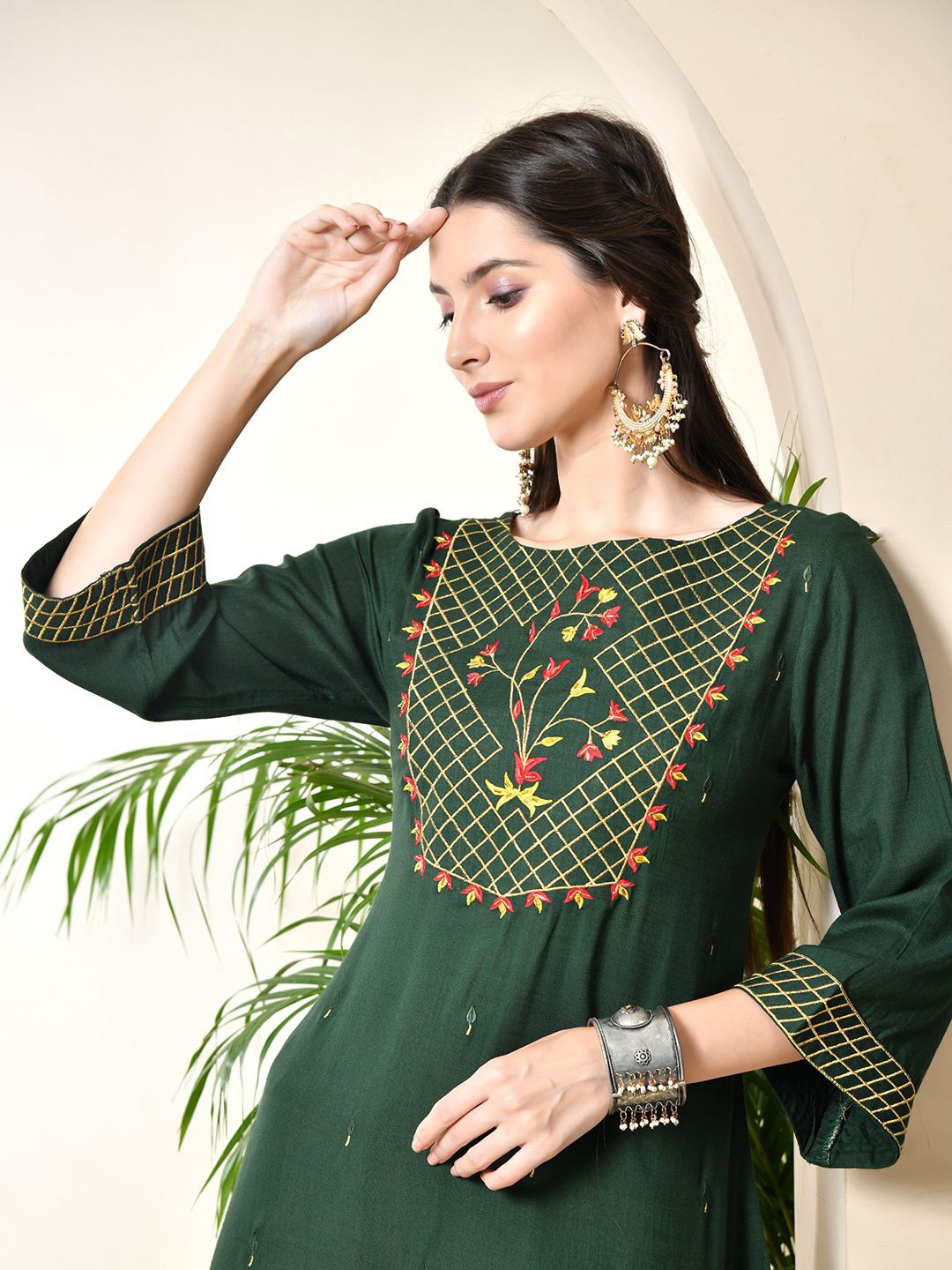 

DOISA Women Embroidered Thread Work Kurta, Green