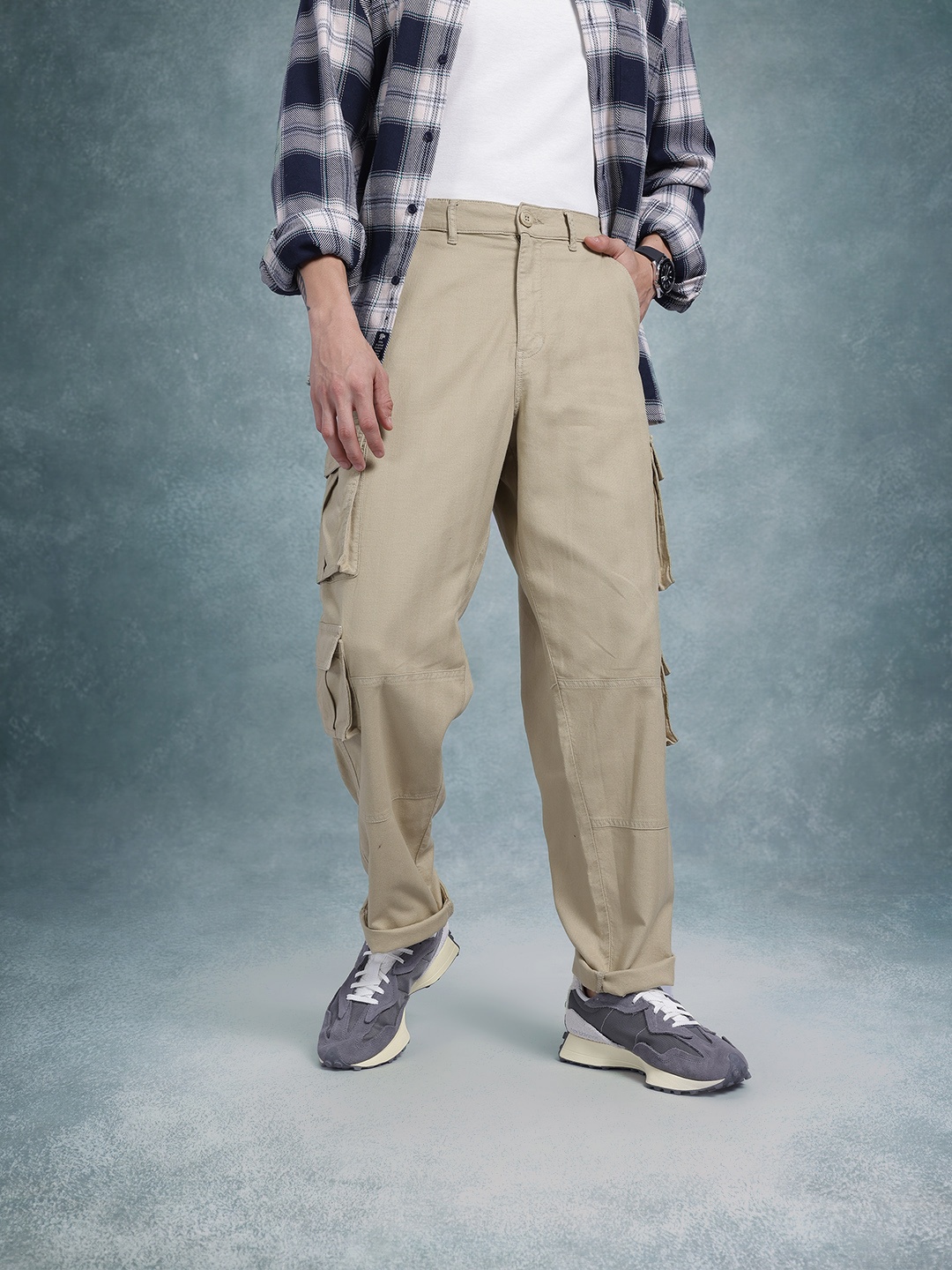 

The Roadster Life Co. Men Mid-Rise Pure Cotton Relaxed Fit Cargos, Beige