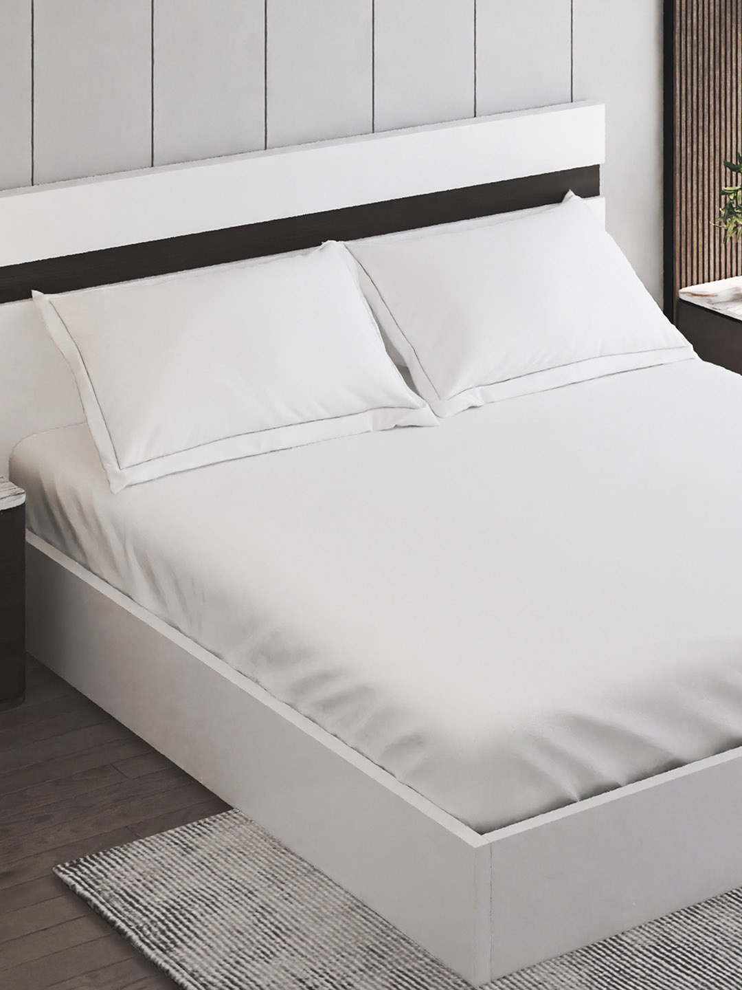 

Home Centre White Queen Bedsheet with 2 Pillow Covers