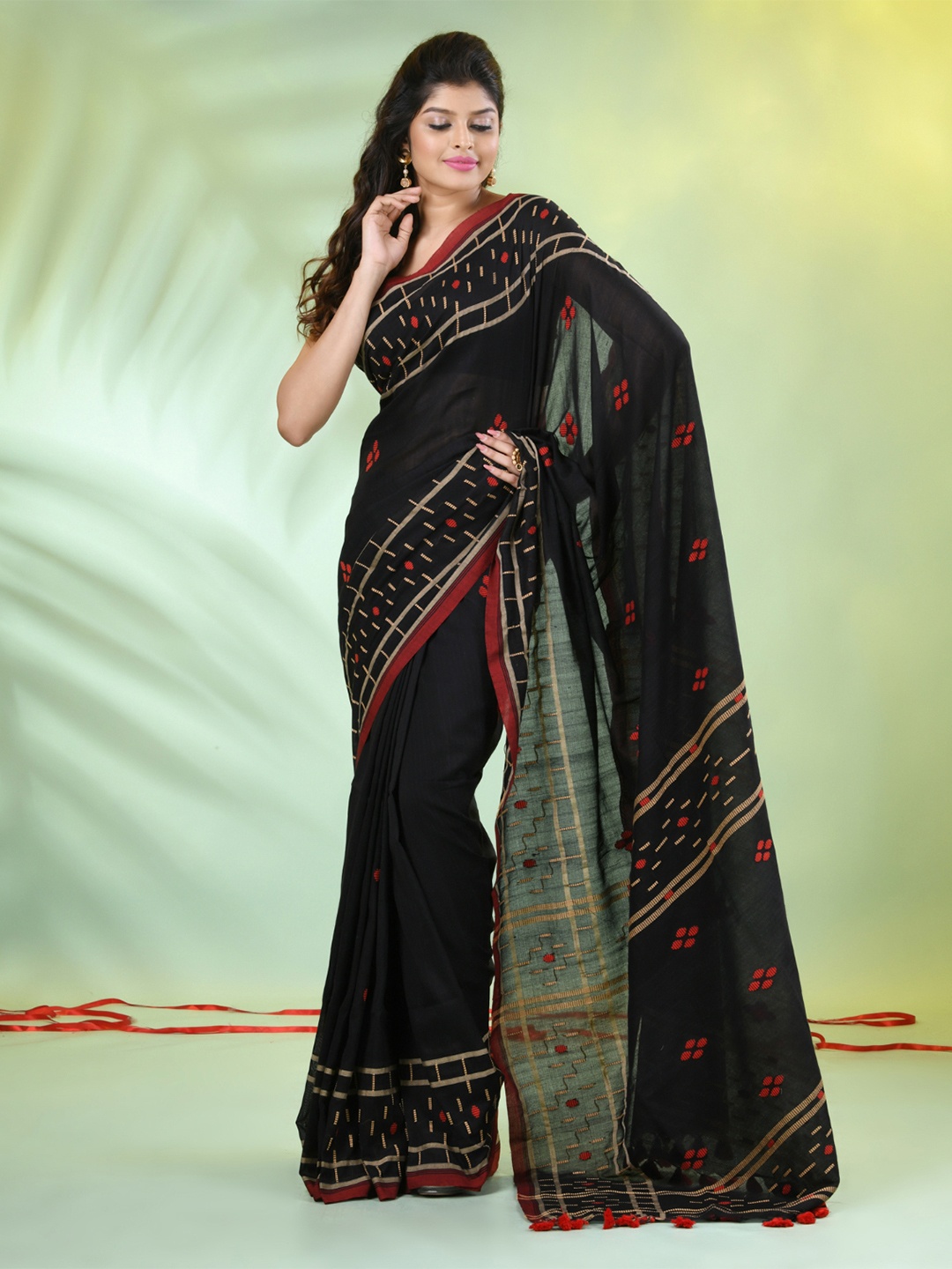 

Charukriti Woven Design Pure Cotton Saree, Black