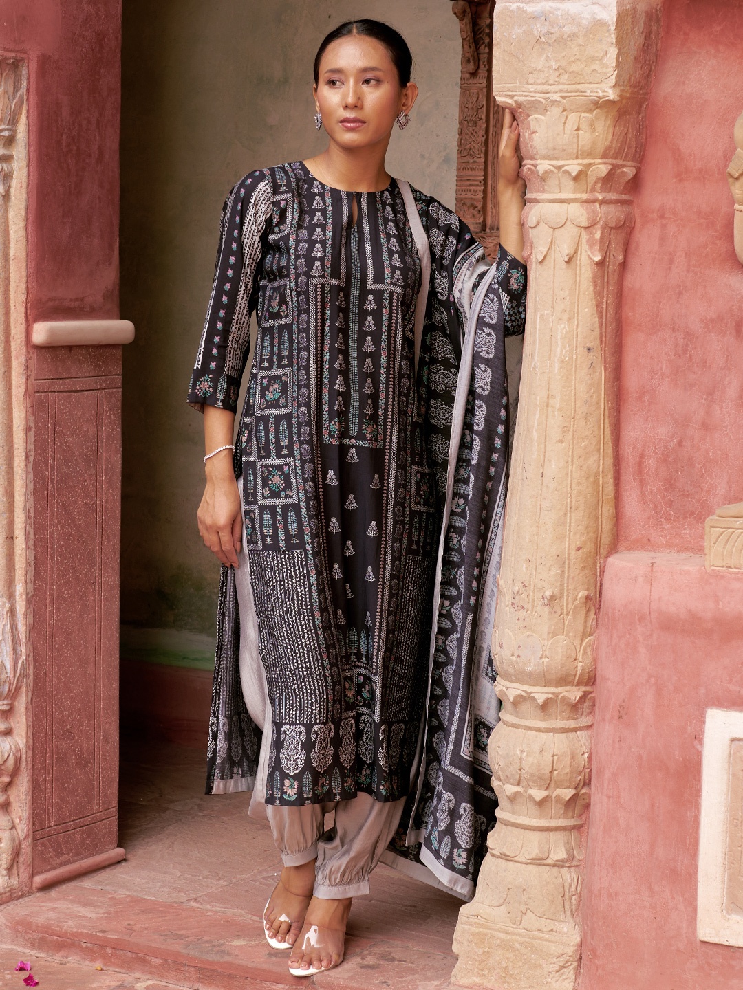 

Libas Floral Printed Keyhole Neck Regular Straight Kurta With Salwar With Dupatta, Black