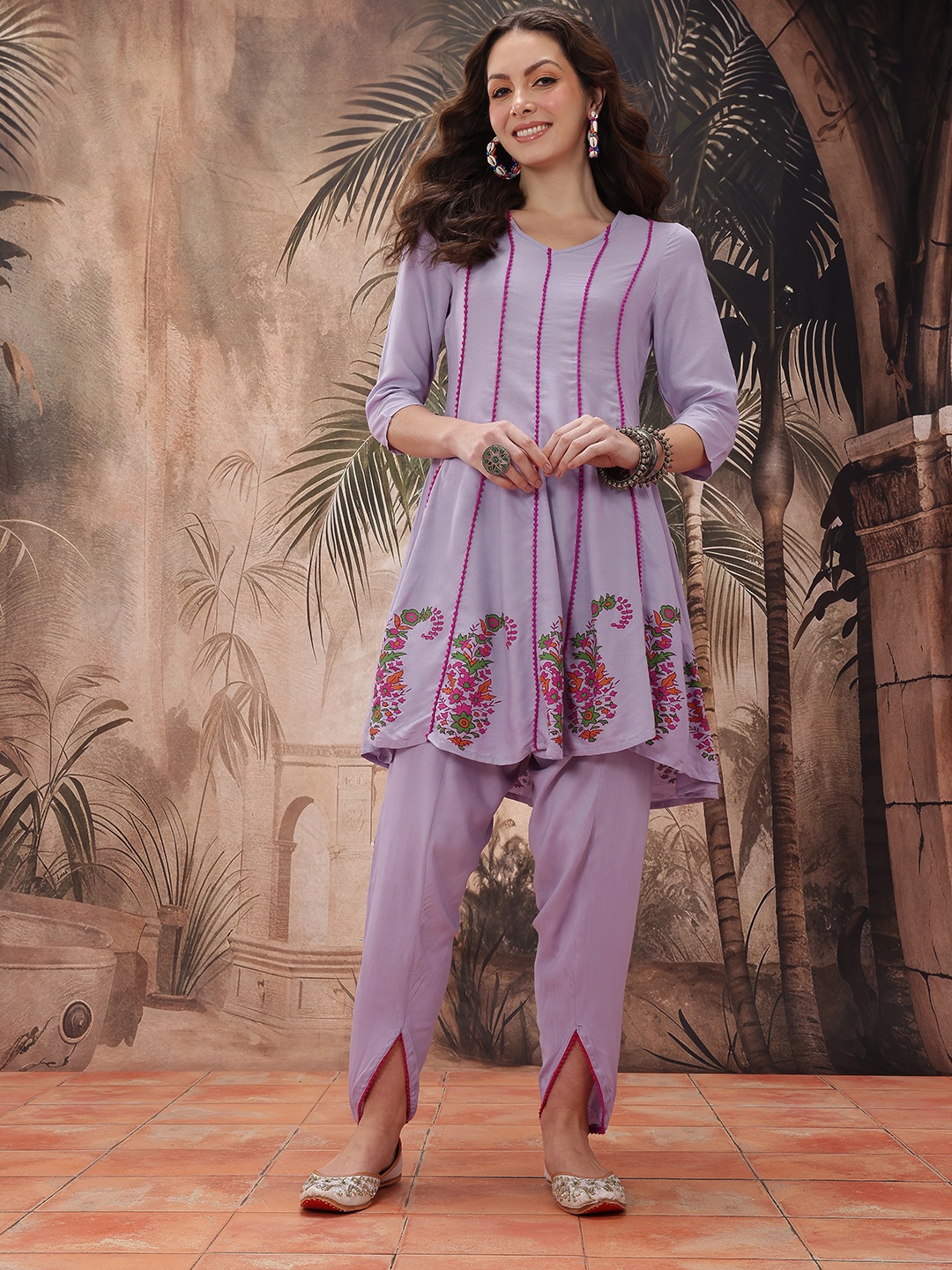 

Sangria Bobble Lace Paneled A-Line Kurti With Solid Tulip Pants, Lavender