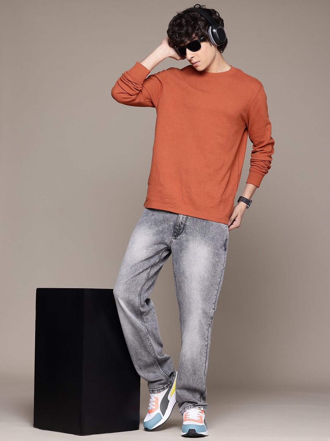 

The Roadster Lifestyle Co. Men Light Fade Stretchable Regular Jeans, Grey