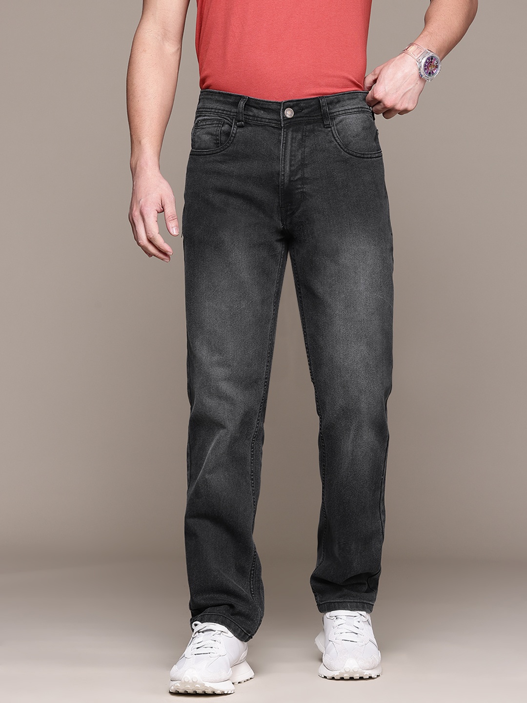 

The Roadster Lifestyle Co. Men Light Fade Stretchable Regular Jeans, Charcoal