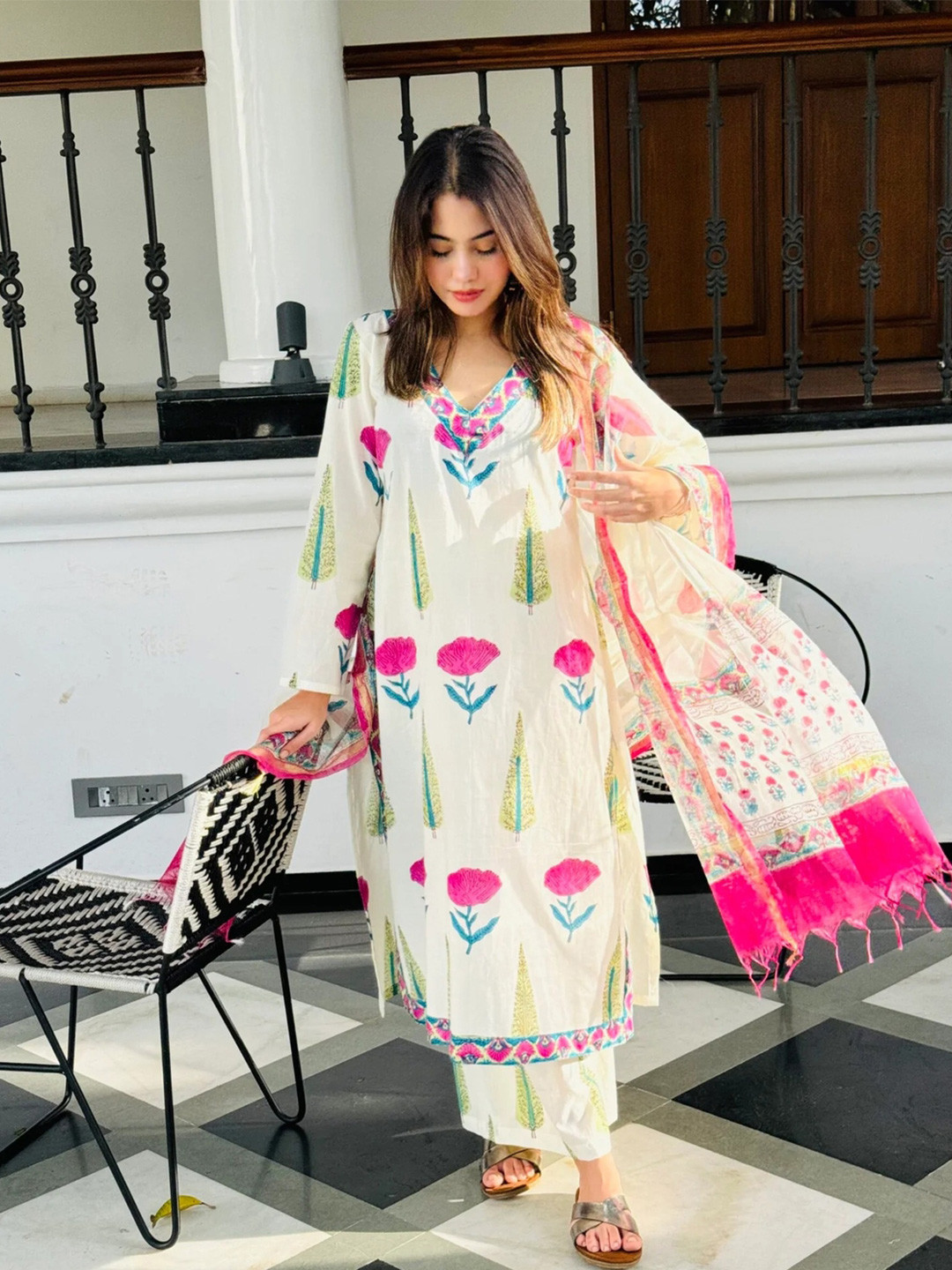 

GoSriKi Floral Printed V-Neck Straight Kurta with Palazzo & Dupatta, White