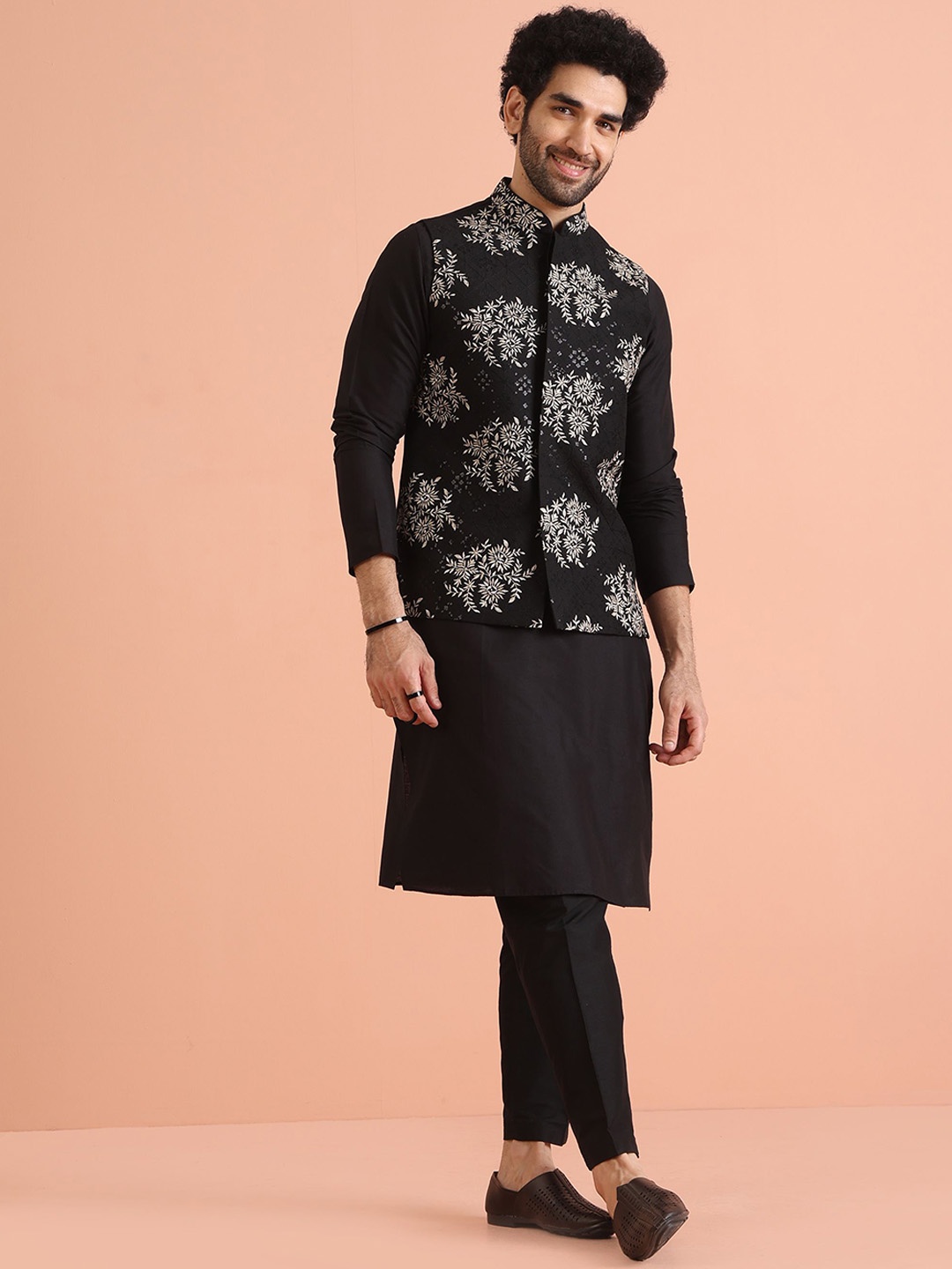 

KISAH Mandarin Collar Straight Kurta with Trouser and Nehru Kacket, Black