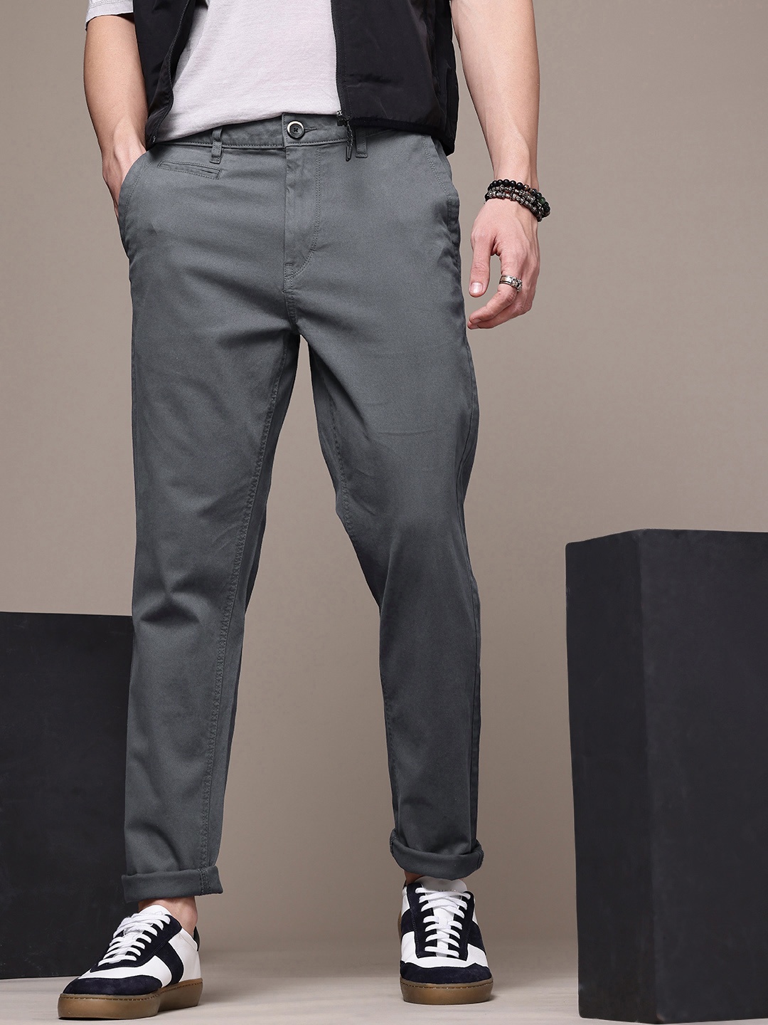 

Roadster Men Relaxed Chinos Trousers, Grey