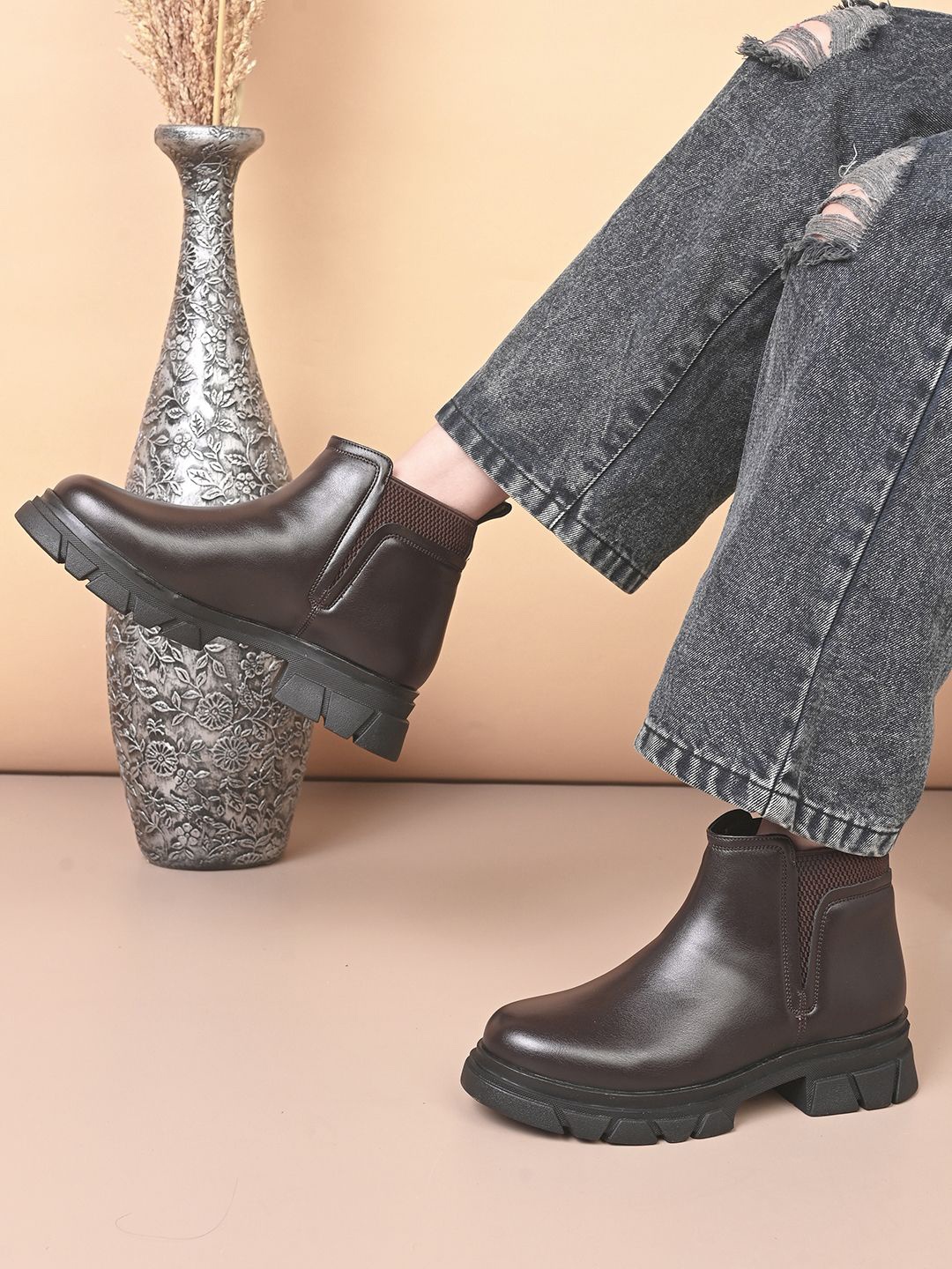 

The Roadster Lifestyle Co Women Block Heeled Chelsea Boots, Brown