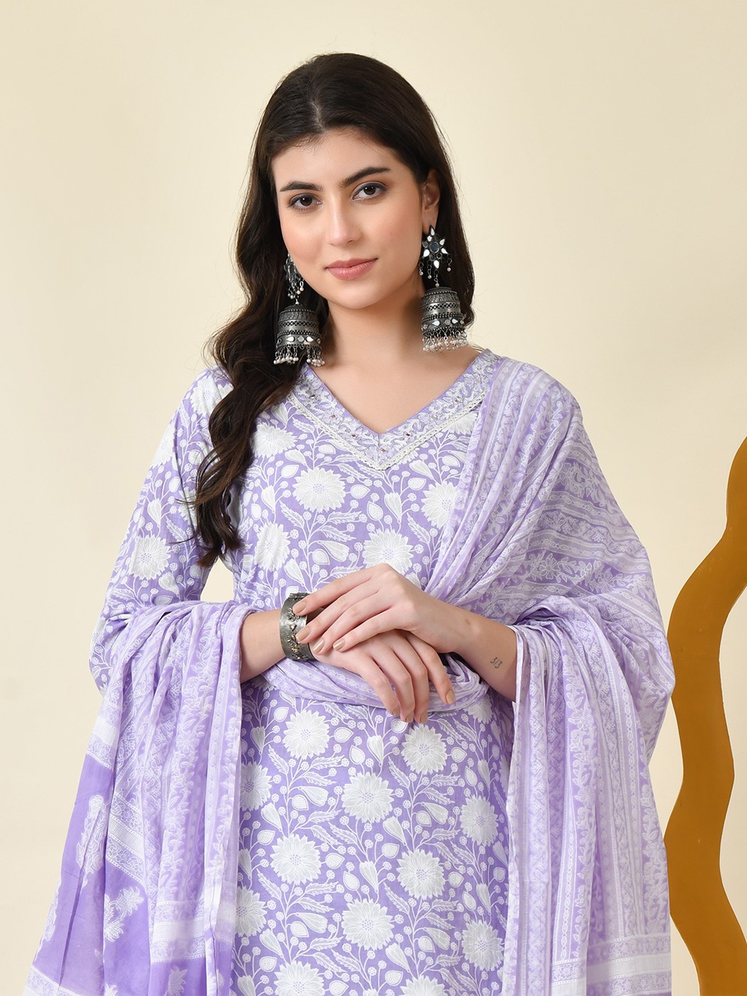 

DORIYA Floral Printed Regular Straight Kurta with Trousers & Dupatta, Purple