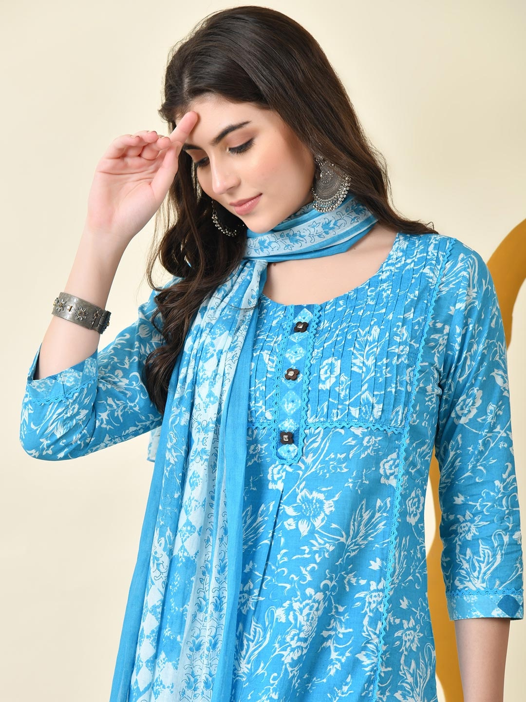 

DORIYA Floral Printed Round Neck Three-Quarter Sleeves Kurta With Trouser With Dupatta, Blue