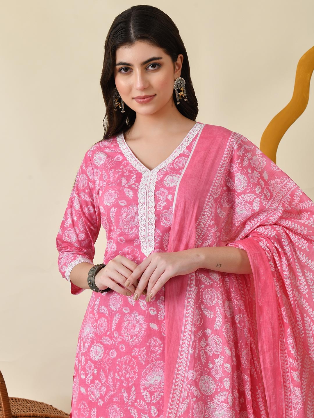 

DORIYA Floral Printed Regular Thread Work Straight Kurta with Trousers & Dupatta, Pink