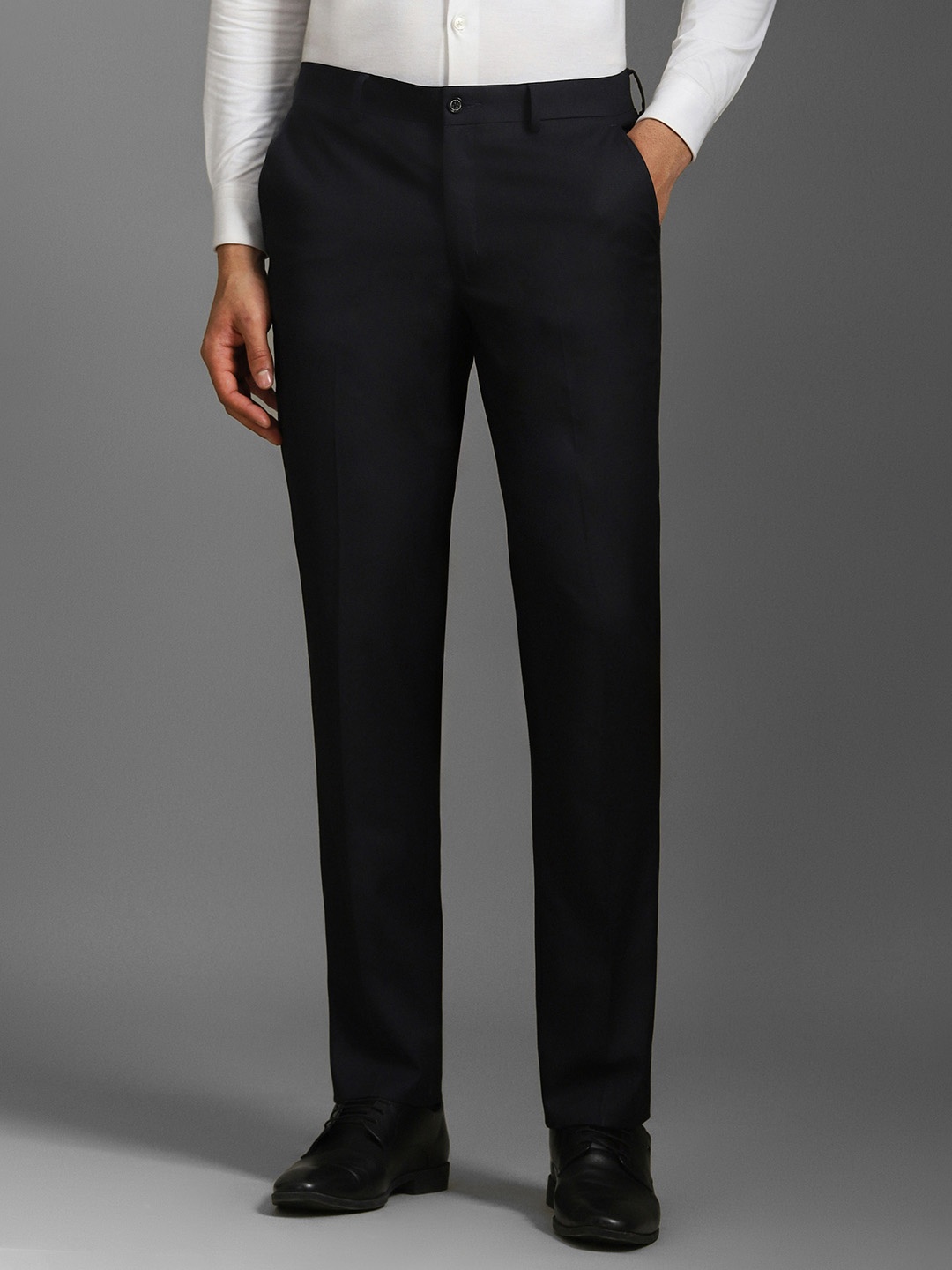 

Louis Philippe Men Slim Fit solid Trousers, Black
