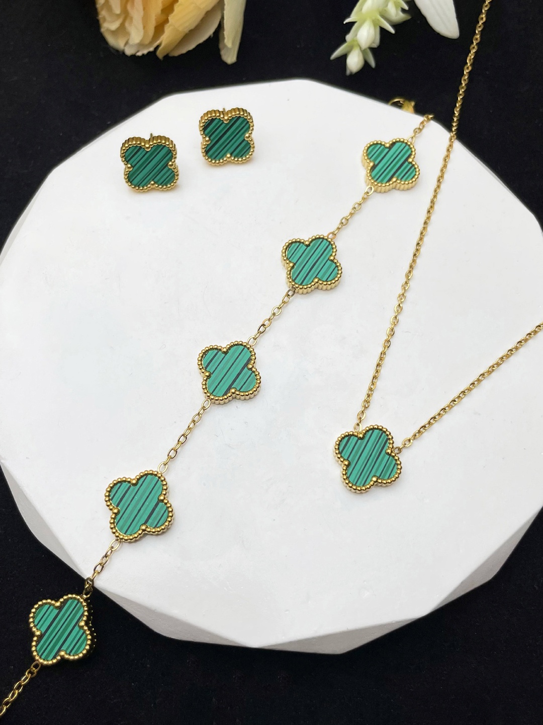 

Designs & You Gold Plated Anti Tarnish Clover Jewellery Set