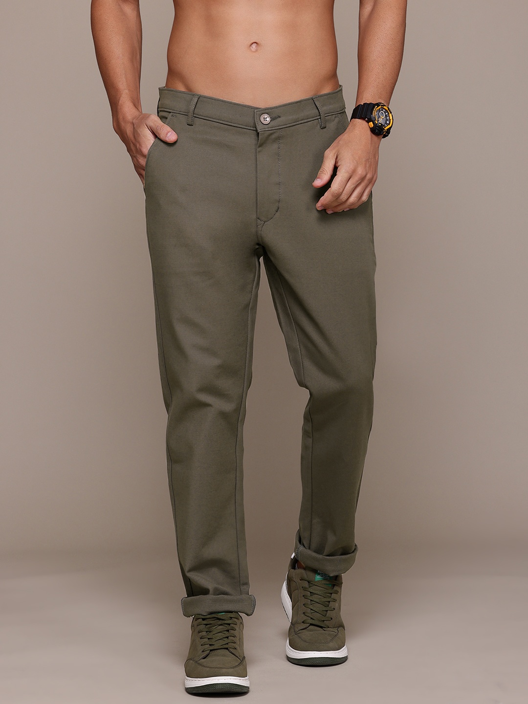 

The Roadster Lifestyle Co. Men Relaxed Fit Chinos, Olive