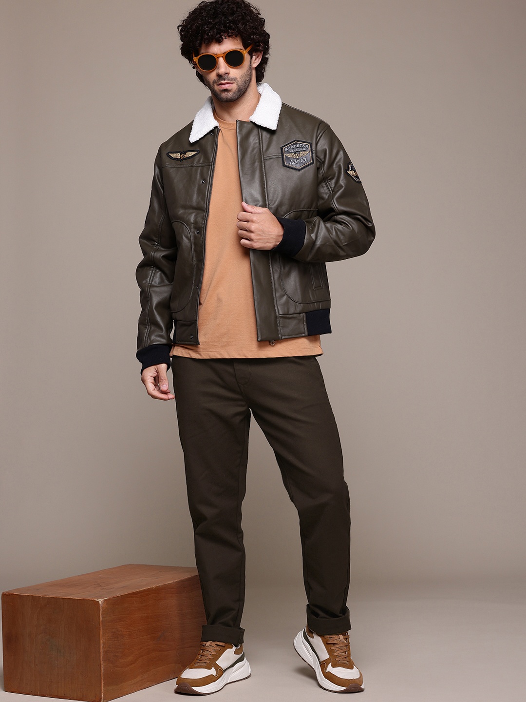 

Roadster Men Relaxed Fit Chinos, Brown