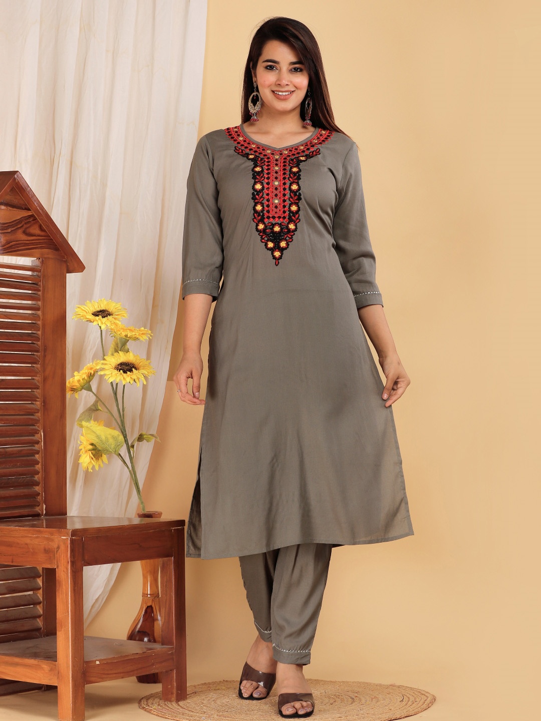 

Mehsoos Floral Embroidered V-Neck Thread Work Straight Kurta with Trousers, Grey