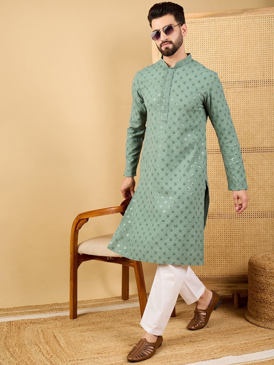 

Ethnic Bay Men Embroidered Mandarin Collar Long Sleeves Chikankari Kurta, Green