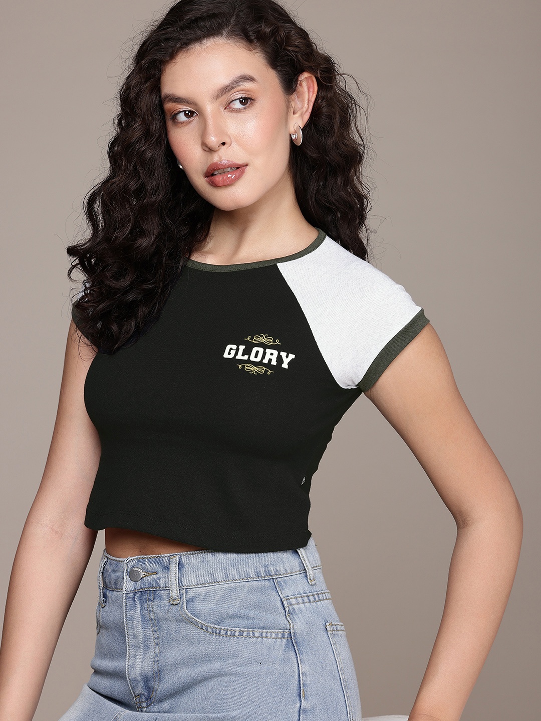 

The Roadster Life Co. Raglan Sleeves Slim Fit Crop T-shirt, Black
