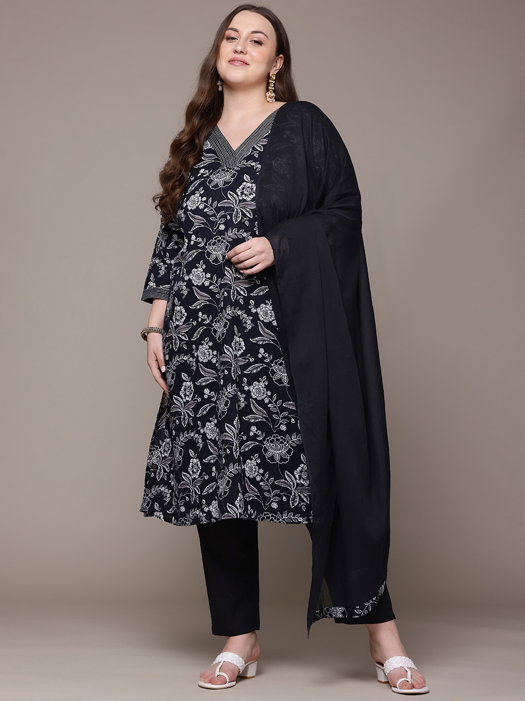 

Readiprint Fashions Plus Size Floral Printed Regular Thread Work Pure Cotton Kurta Set, Black