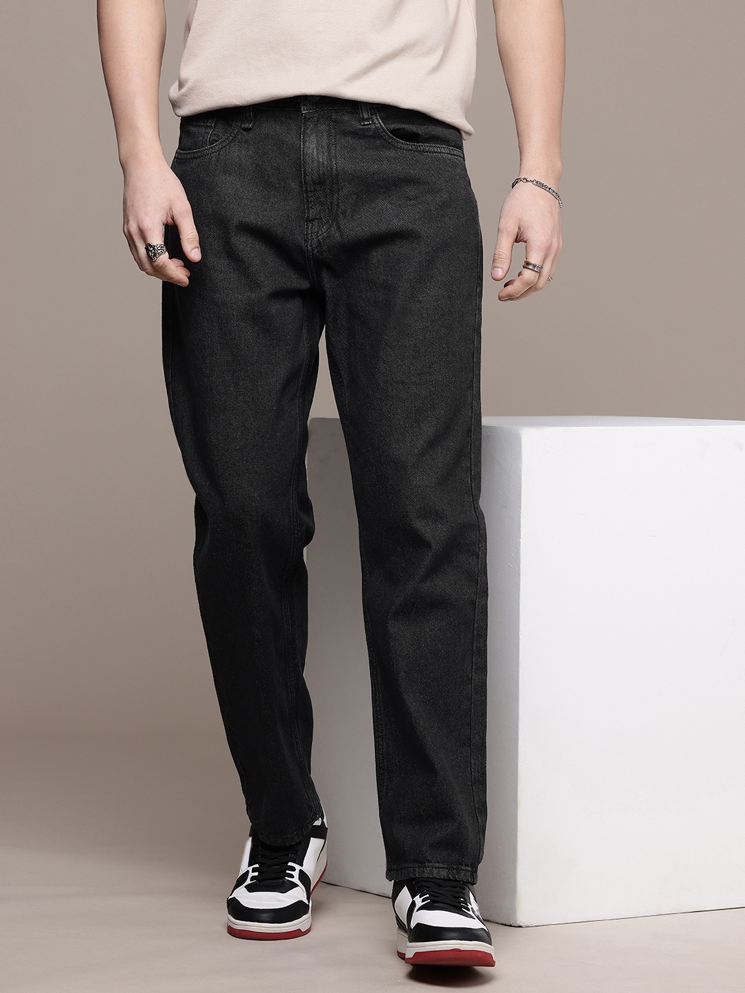 

The Roadster Life Co. Men Relaxed Fit Light Fade Pure Cotton Jeans, Charcoal