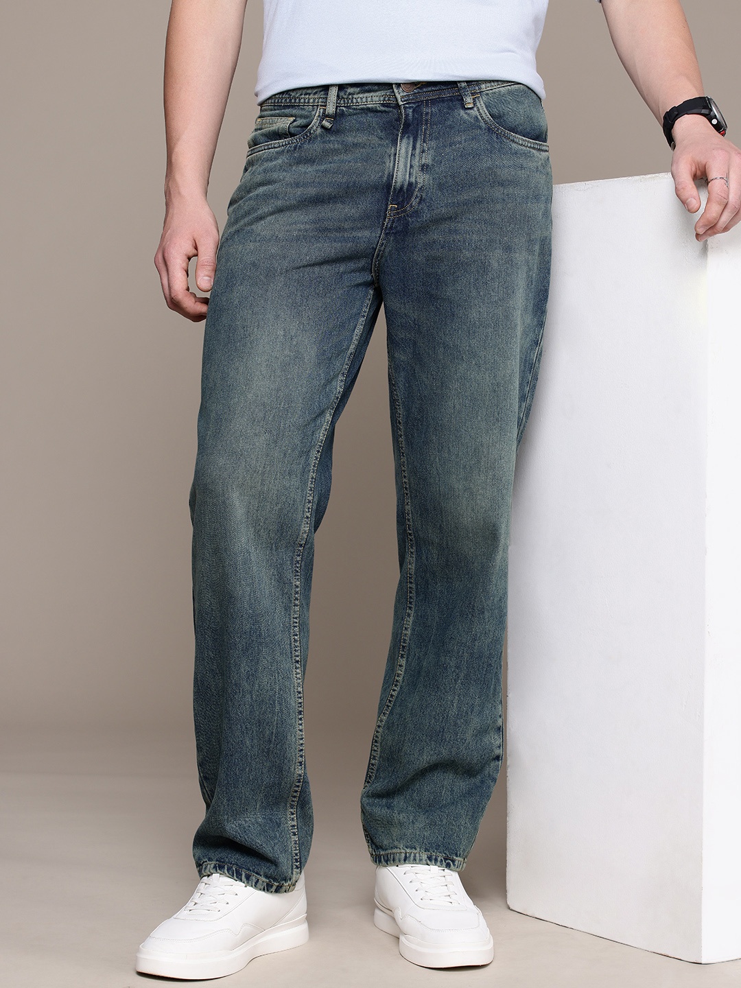 

The Roadster Life Co. Men Pure Cotton Straight Fit Heavy Fade Jeans, Blue