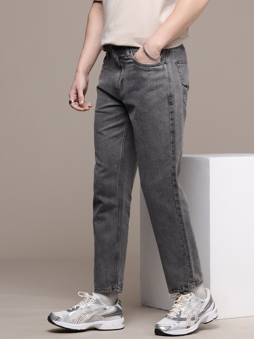 

The Roadster Life Co. Men Relaxed Fit Light Fade Pure Cotton Jeans, Grey